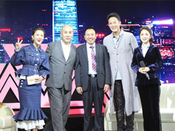 新望董事長(zhǎng)羅永輝與著名歌星劉尊老師、汪正正老師、郭津彤老師、主持人雅琪在北京電視臺(tái)錄制節(jié)目現(xiàn)場(chǎng)親切合影